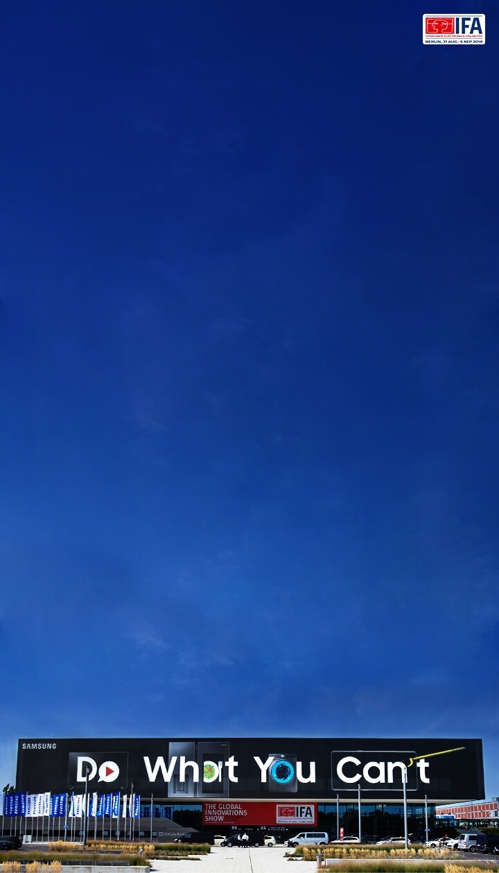 חזית בניין הנושאת את הלוגו של Samsung בפינה השמאלית העליונה, והסיסמה "Do What You Can't" למעלה, עם שורה של כרזות שעליהן מופיע הלוגו של Samsung פרושות לשמאל הבניין.