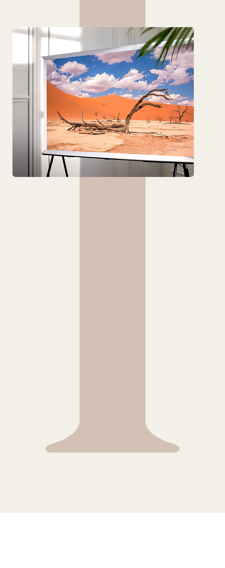 דגם של The Serif בגוון לבן ענן ניצב על מעמד בפינת החדר עם תמונה יפהפייה של מדבר עם שמיים כחולים ועננים לבנים.