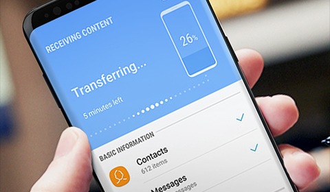תקריב על מכשיר גלקסי S9+ המריץ את אפליקציית Smart Switch עם רקע מטושטש
