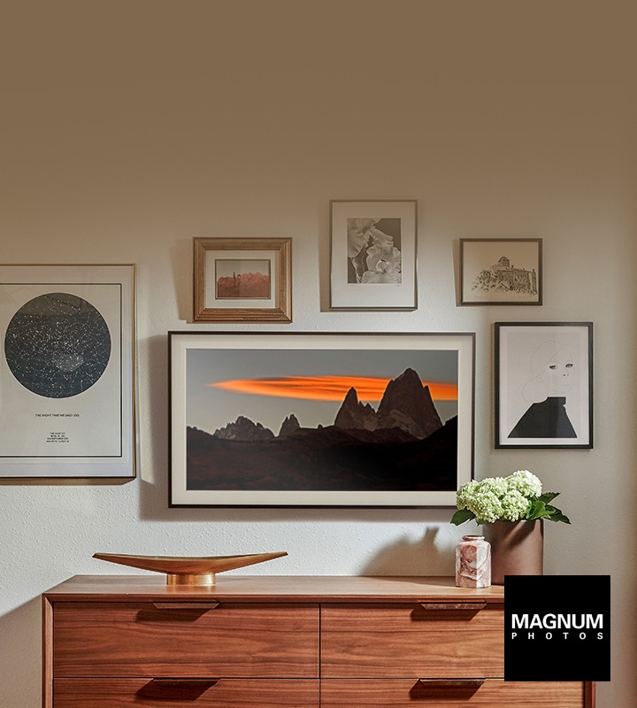 The Frame که در حال نمایش یک تصویر است، روی دیوار در کنار سایر آثار هنری قابشده که آن را محاصره کردهاند، نصب شده است.