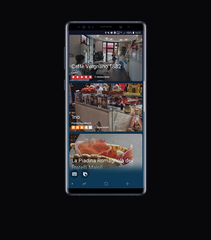 Una vista frontale di un Galaxy Note9 Ocean Blue con immagini di bistecche, pizze, barbecue e informazioni sul ristorante