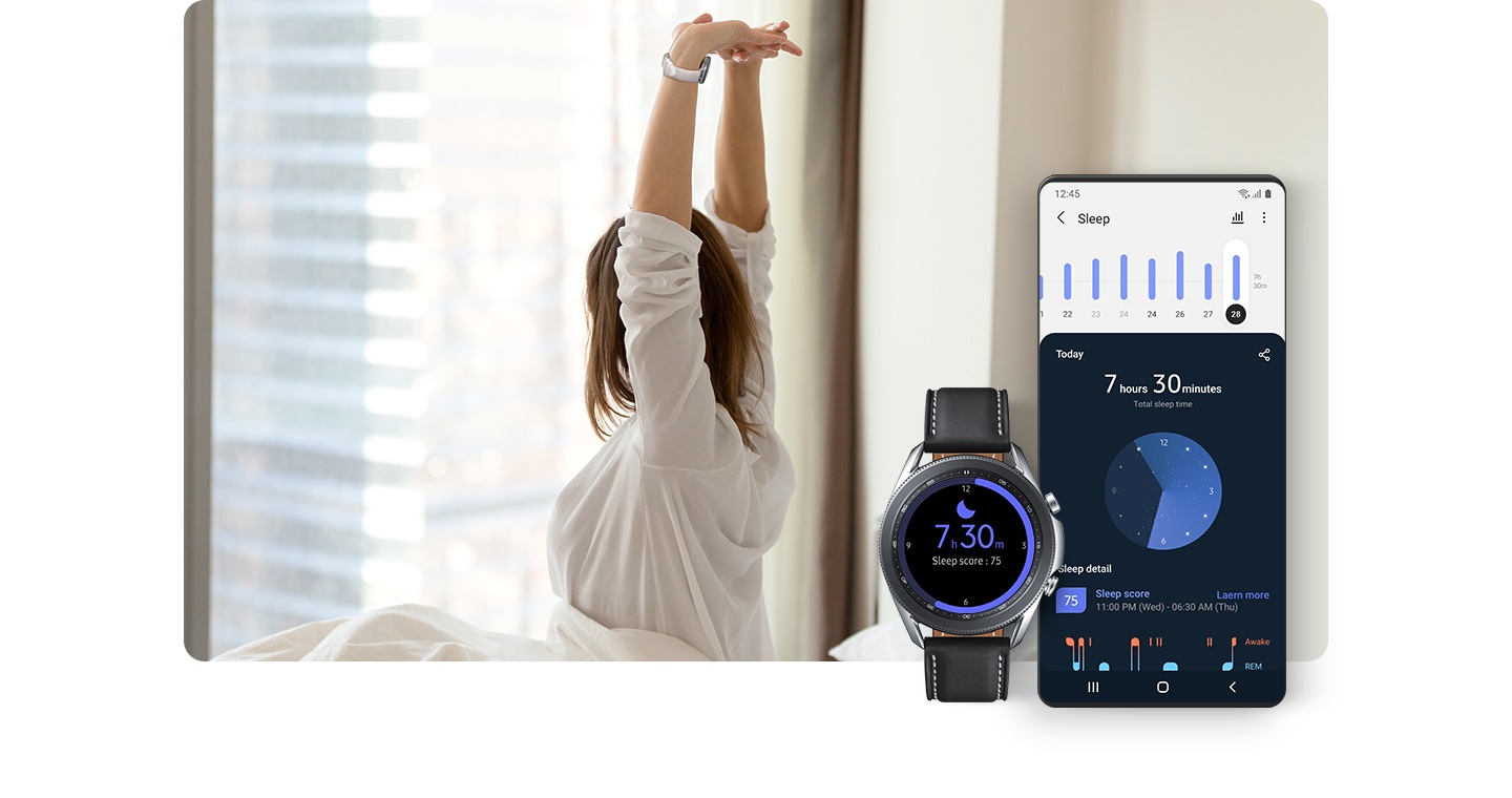 Una donna è seduta sul letto rivolta verso la finestra e distende le braccia al di sopra della propria testa. In primo piano, un Galaxy Watch mostra la durata effettiva del suo sonno e il punteggio assegnato al suo sonno. Una schermata di interfaccia grafica mostra la durata totale del sonno della donna, con un’analisi su base oraria più dettagliata.