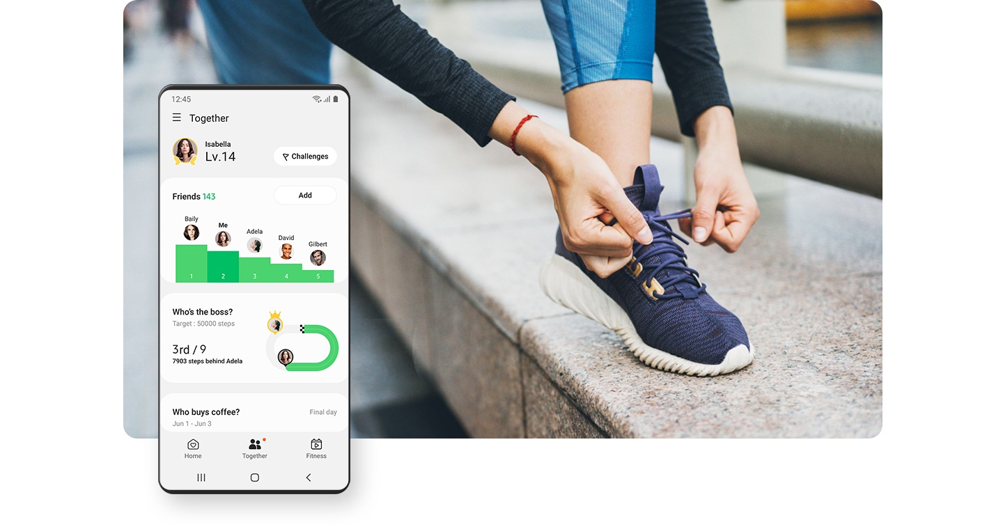 Una donna si allaccia le scarpe, preparandosi per andare a correre. A sinistra, una schermata dell’interfaccia grafica di Samsung Health Together mostra il livello dell’utente, la classifica dei livelli raggiunti dall’utente e dagli amici, la persona che è in testa alla sfida attuale e il premio che spetta al vincitore.