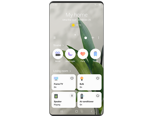 Un display Galaxy mostra l’interfaccia grafica di SmartThings con l’opzione per impostare una “modalità Film” che regola il TV, le luci e il purificatore d’aria presente in salotto.