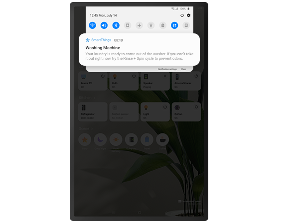 Il display di un tablet mostra l’interfaccia grafica di SmartThings con una notifica sulla conclusione del ciclo della lavatrice e varie opzioni per impostare atmosfere automatizzate.