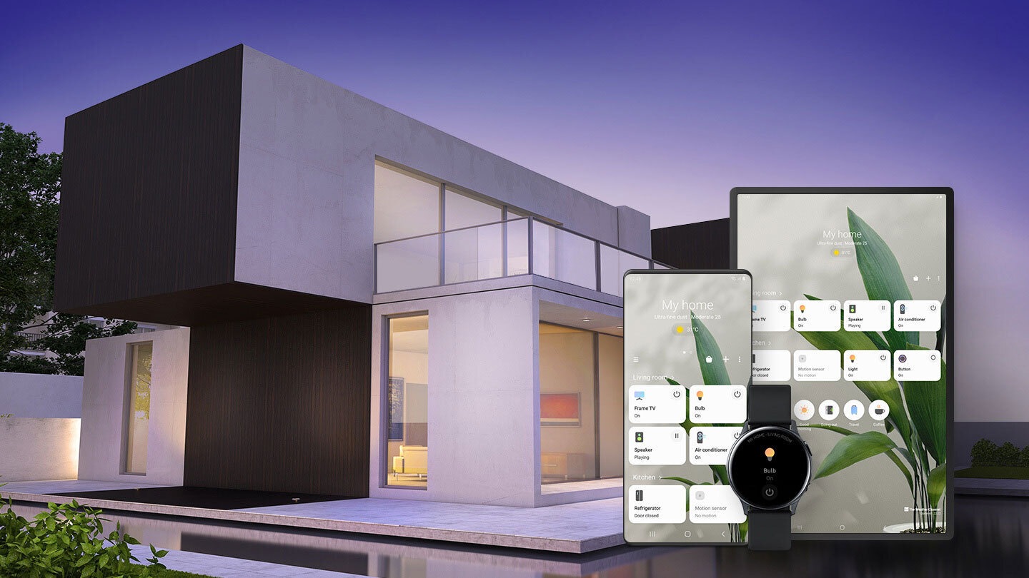 Una grande casa dallo stile moderno sullo sfondo, con uno smartphone, un tablet e uno smartwatch Galaxy in primo piano. Tutti e 3 i display mostrano l’interfaccia grafica di SmartThings con le opzioni per gestire i vari dispositivi domestici.