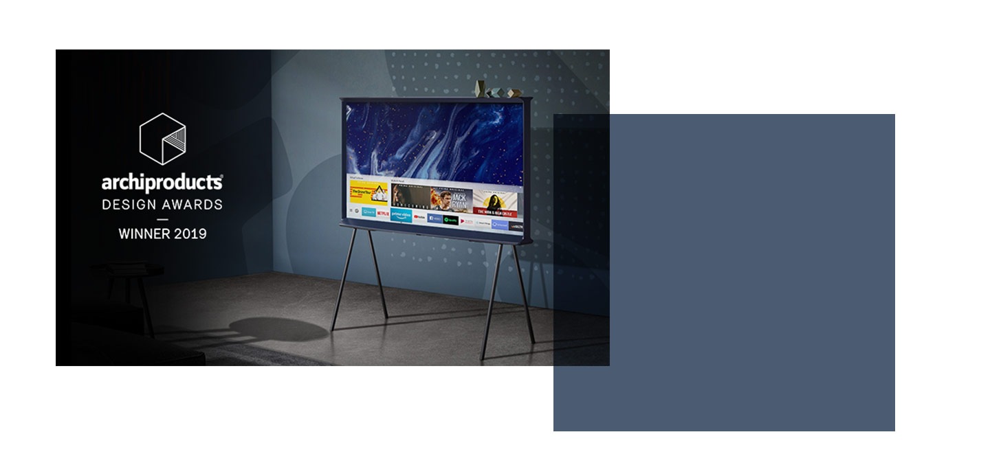 Un The Serif blu visto di tre quarti con il menu Smart TV attivo sullo schermo e alcuni oggetti di design appoggiati su di esso. A sinistra, in sovrimpressione, il logo di archiproducts® DESIGN AWARDS - VINCITORE 2019