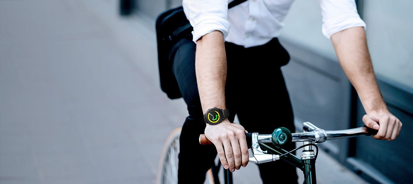 Immagine di un uomo in bici che indossa Gear Sport nero al polso