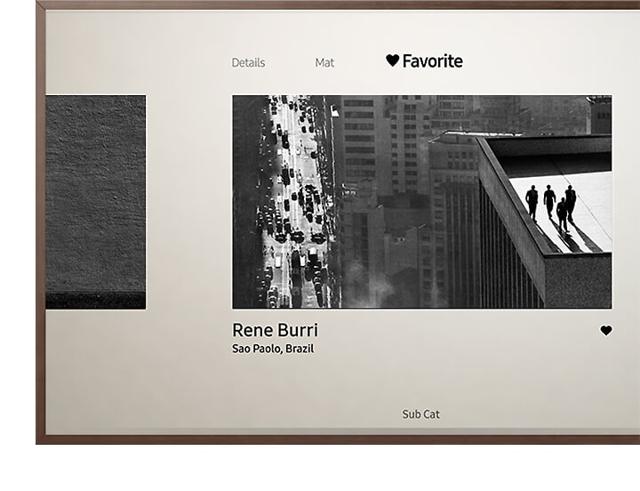 Il TV The Frame mostra una foto selezionata tra i preferiti, che può diventare parte della galleria personale con Samsung Art Collection.