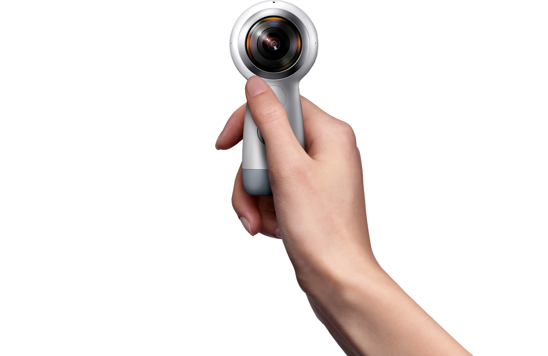 An image of the Gear 360 (2017) being held in a hand.