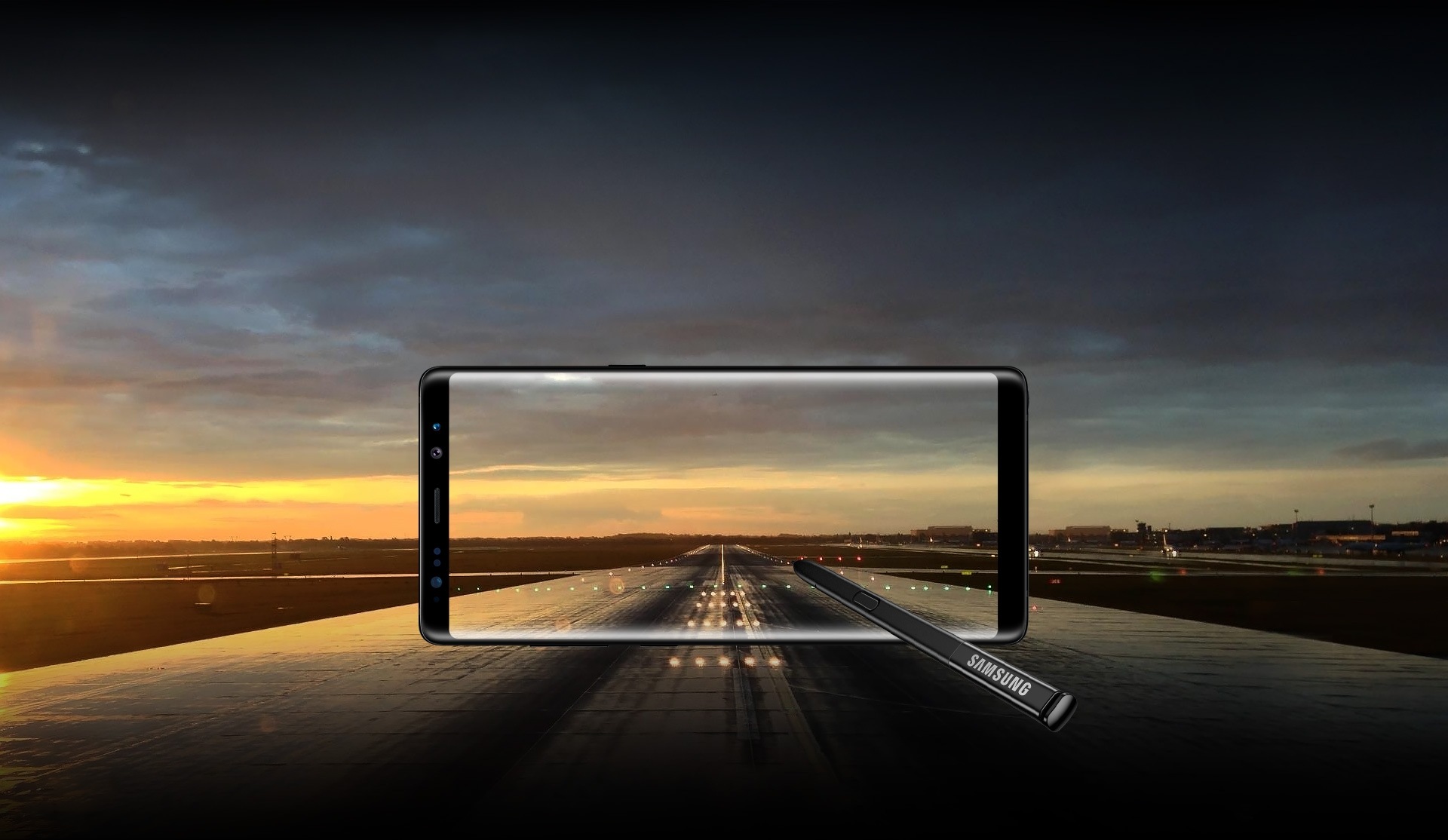 Изображение полупрозрачного смартфона Galaxy Note8 со стилусом S Pen на фоне взлетно-посадочной полосы аэропорта