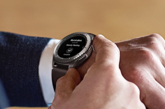 Человек в костюме, управляющий Samsung Gear