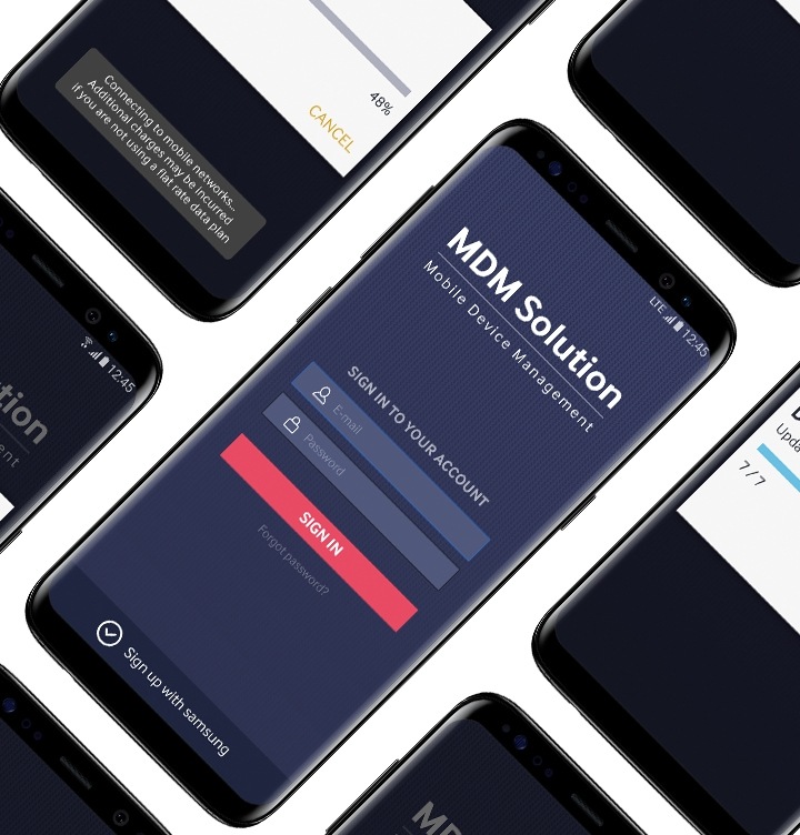 Множество смартфонов, расположенных рядом с друг другом; на смартфоне в центре включено решение MDM