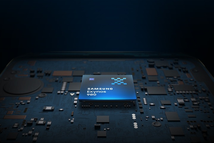 1 модель Samsung Exynos 980 в черно-синем цвете на фоне, похожем на материнскую плату