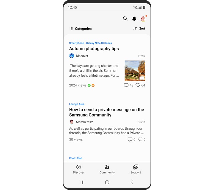 Un teléfono inteligente Galaxy muestra la página Comunidad en la aplicación Samsung Members.