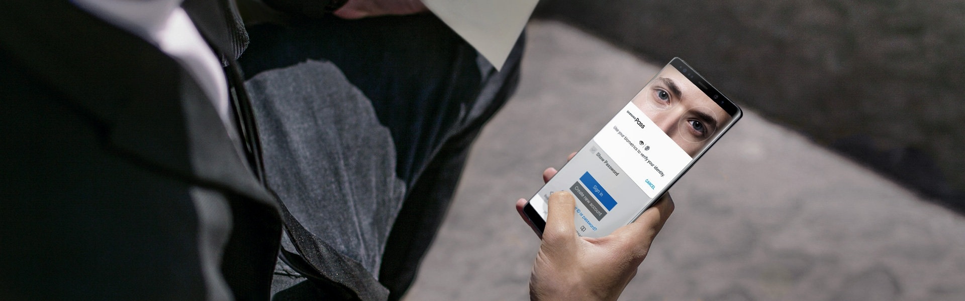 Imagen de un hombre en traje usando la exploración de iris para autenticar a Samsung Pass en el Galaxy Note8
