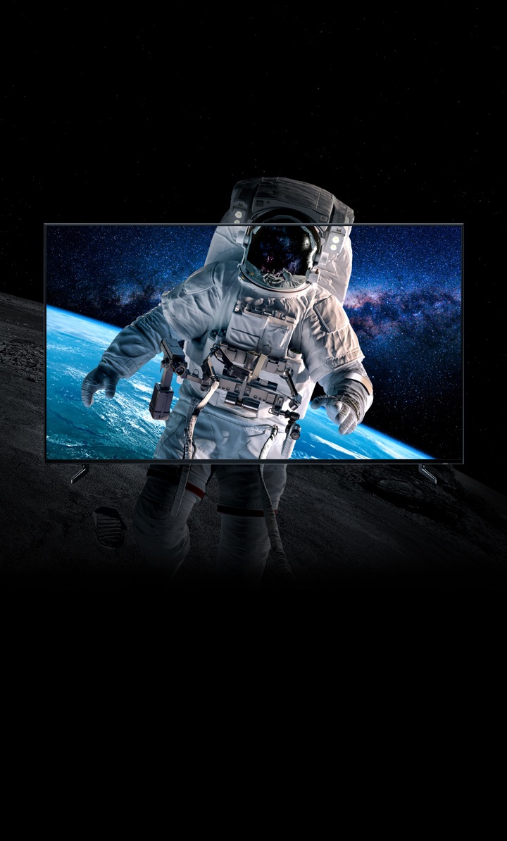 Vista frontal del último televisor Samsung, el nuevo Samsung QLED Q900R 2019 con la imagen de un astronauta en el universo y detalles reales.