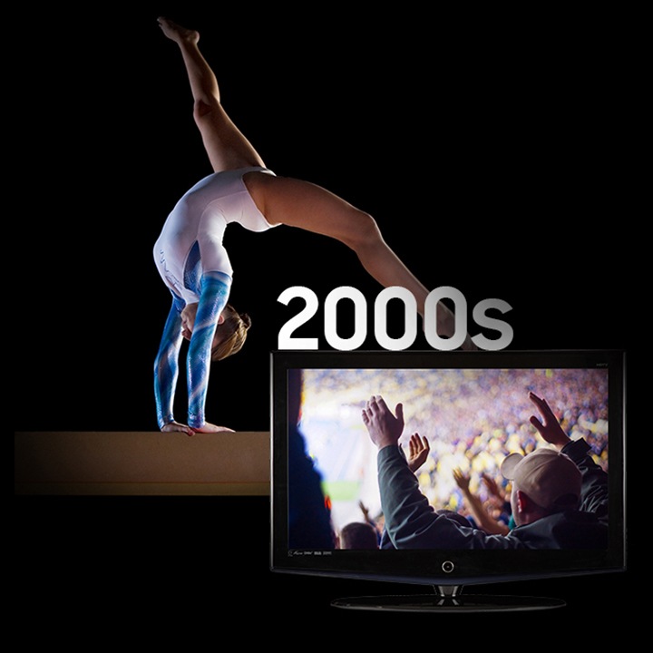 Imagen de fondo de un gimnasta que se realiza en una barra de equilibrio, junto a un televisor de la era de los años 2000 que muestra a una multitud que aclama en un evento deportivo.