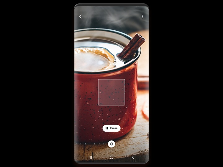 Bixby Vision recognizes that the color of the cup is red.