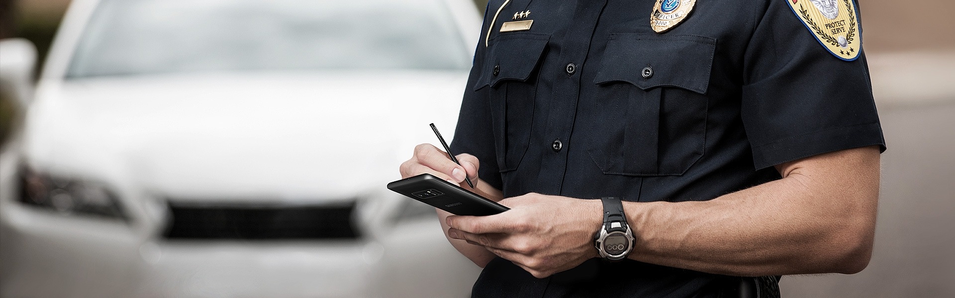 Image of a police officer using the Galaxy Note8 and the S Pen outside