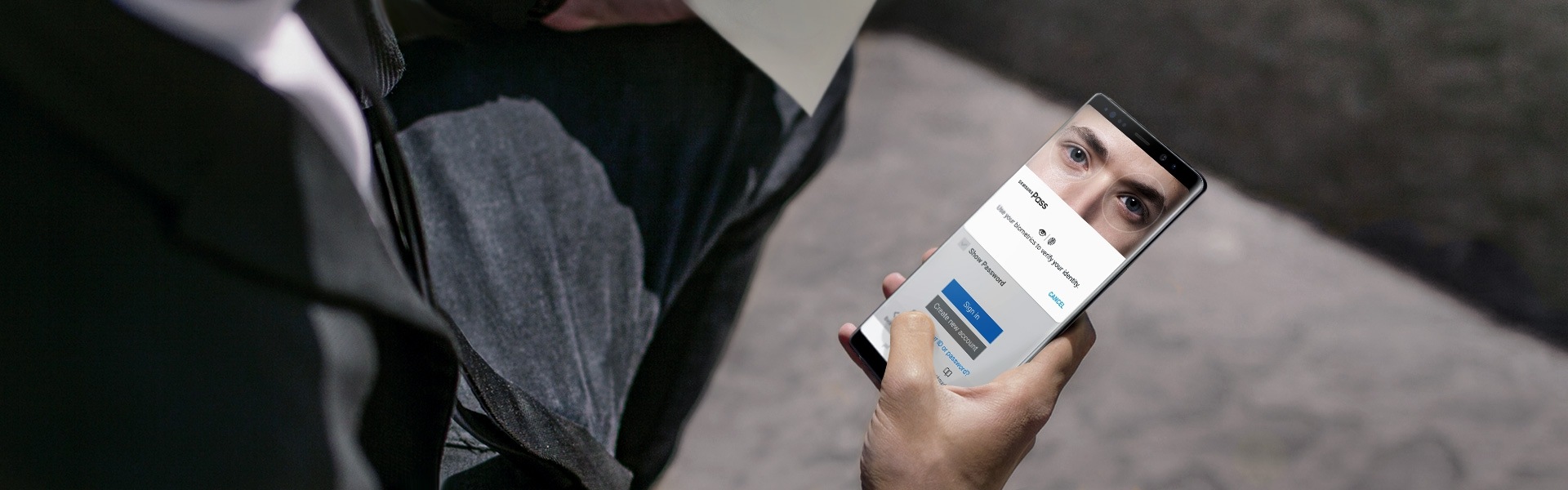 Image of a man in a suit using the Iris Scanner to authenticate Samsung Pass on the Galaxy Note8