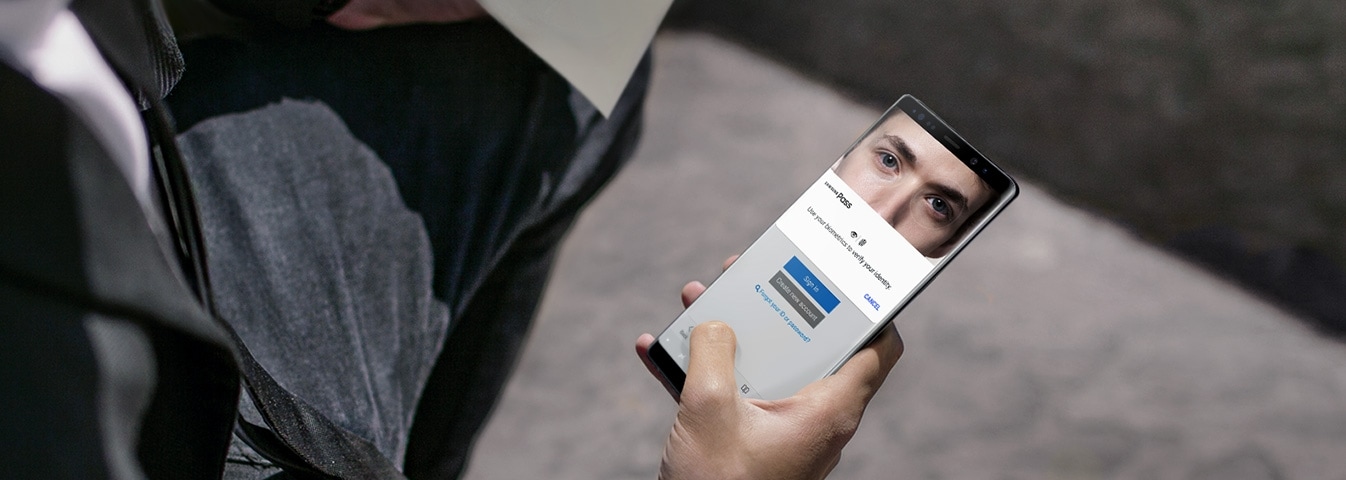 Image of a man in a suit using the Iris Scanner to authenticate Samsung Pass on the Galaxy Note8