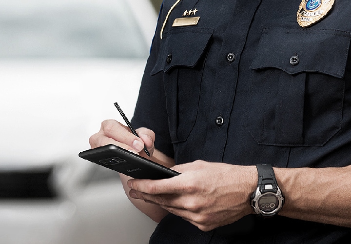 Image of a police officer using the Galaxy Note8 and the S Pen outside