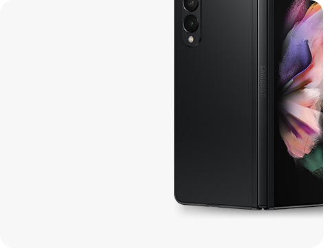 Galaxy Z Fold3 màu Đen nguyên bản được hiển thị.