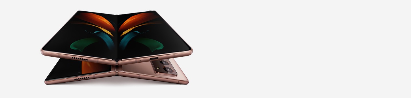 هاتفان Galaxy Z Fold2 غير مطويين باللون البرونزي، أحدهما موضوع على جانبه الخلفي والآخر على جانبه الأمامي. يوجد الهاتف الموضوع على جانبه الخلفي أعلى الهاتف الموضوع على جانبه الأمامي، وتظهر على شاشته خلفية رسومية لفراشة.