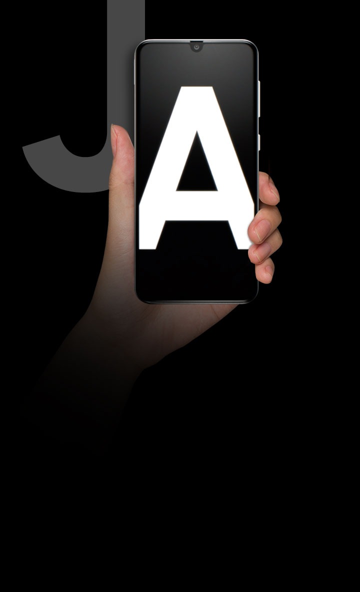 يد يسرى تحمل أحد هواتف Galaxy A الجديدة أمام حرف J متلاشٍ.