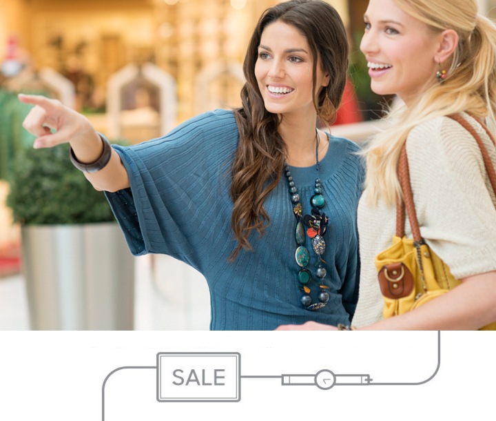 Dvi apsiperkančios ir „Samsung Gear“ dėvinčios moterys