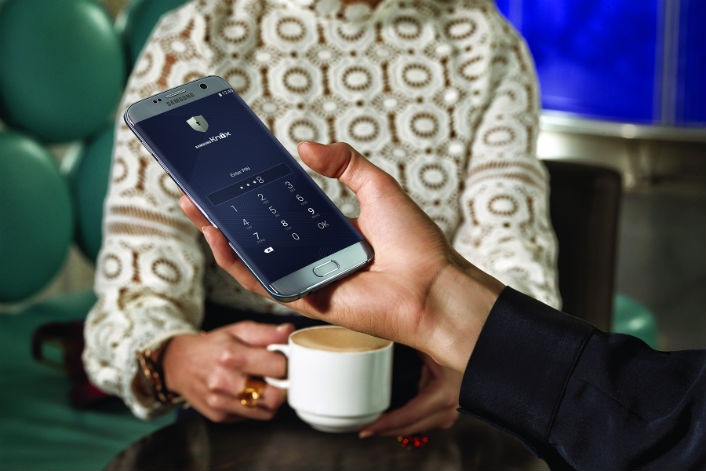 Ar kada pagalvojote, kiek informacijos apie jus saugo išmanusis telefonas? Dabar mobilusis nebėra tik ryšio priemonė – vienu įrenginiu atliekame vis daugiau skirtingų operacijų: savo išmaniajame saugome ne tik nuotraukas, kontaktinius dumenis, bankinius prisijungimus, slaptažodžius, bet ir kitą konfidencialią informaciją. Kaip patikimai apsaugoti duomenis, kad jie nepatektų į netinkamas rankas pasakoja išmaniųjų telefonų gamintojos „Samsung“ mobiliųjų produktų ekspertas Artūras Erbreideris. Ar kada pagalvojote, kiek informacijos apie jus saugo išmanusis telefonas? Dabar mobilusis nebėra tik ryšio priemonė – vienu įrenginiu atliekame vis daugiau skirtingų operacijų: savo išmaniajame saugome ne tik nuotraukas, kontaktinius dumenis, bankinius prisijungimus, slaptažodžius, bet ir kitą konfidencialią informaciją. Kaip patikimai apsaugoti duomenis, kad jie nepatektų į netinkamas rankas pasakoja išmaniųjų telefonų gamintojos „Samsung“ mobiliųjų produktų ekspertas Artūras Erbreideris.
