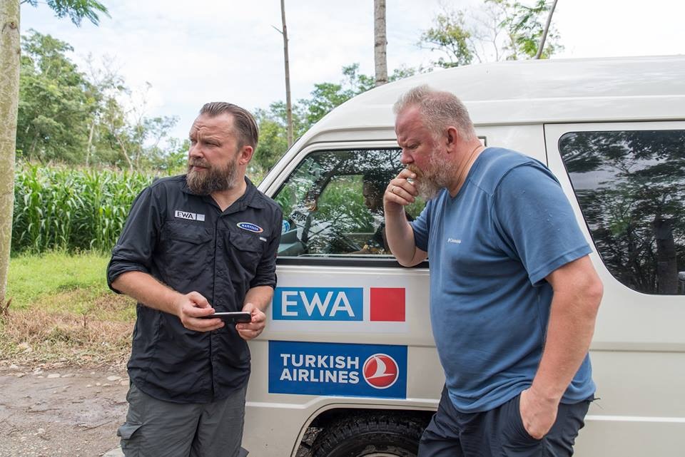 Žurnalistai, TV laidų vedėjai, rašytojai ir garsiausi Lietuvos keliautojai Vytaras Radzevičius ir Martynas Starkus kartu į tolimiausias ekspedicijas leidžiasi jau daugiau nei dešimtmetį. Nuo 2006 m. drauge keliaujantis duetas sustoti neketina – sakosi bandę surasti priežasčių, kodėl turėtų nebeieškoti naujų krypčių, bet atrado tik tą patį smalsumą ir nuotykių troškimą. Populiariausi pastarojo dešimtmečio Lietuvoje keliautojai jau planuoja tryliktąjį TV kelionių projektą kartu. Žurnalistai, TV laidų vedėjai, rašytojai ir garsiausi Lietuvos keliautojai Vytaras Radzevičius ir Martynas Starkus kartu į tolimiausias ekspedicijas leidžiasi jau daugiau nei dešimtmetį. Nuo 2006 m. drauge keliaujantis duetas sustoti neketina – sakosi bandę surasti priežasčių, kodėl turėtų nebeieškoti naujų krypčių, bet atrado tik tą patį smalsumą ir nuotykių troškimą. Populiariausi pastarojo dešimtmečio Lietuvoje keliautojai jau planuoja tryliktąjį TV kelionių projektą kartu.