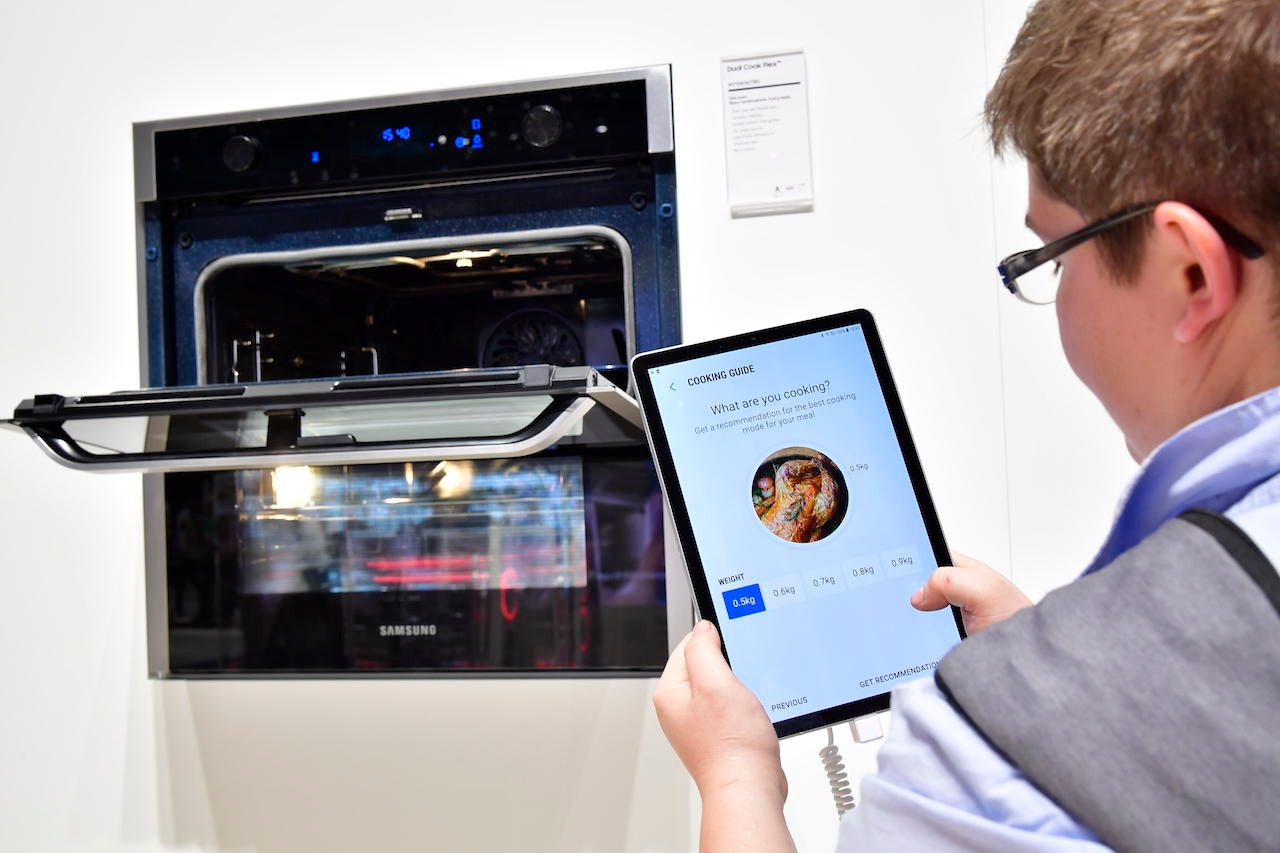 „Samsung“ pristatė išmanią orkaitę su dvigubomis durelėmis „Samsung“ pristatė išmanią orkaitę su dvigubomis durelėmis