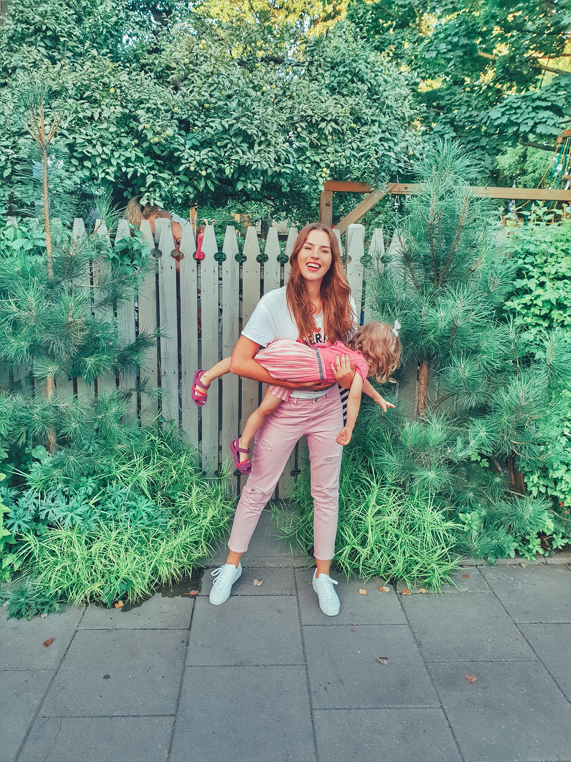Tinklaraščio mamoms kūrėja S.Šveikauskaitė: „Mano vaikas gauna ir saldainių, ir telefoną“ Tinklaraščio mamoms kūrėja S.Šveikauskaitė: „Mano vaikas gauna ir saldainių, ir telefoną“