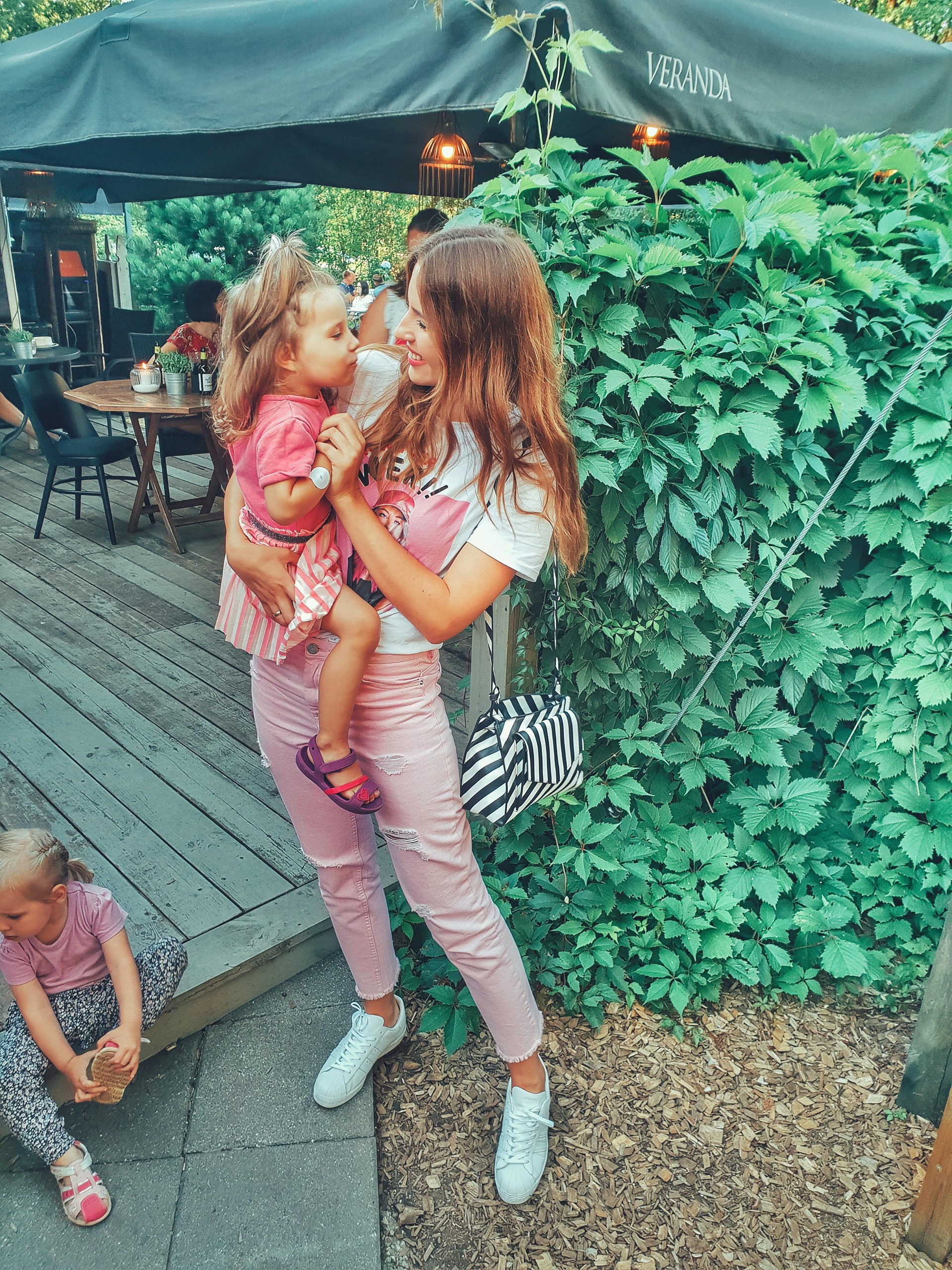 Tinklaraščio mamoms kūrėja S.Šveikauskaitė: „Mano vaikas gauna ir saldainių, ir telefoną“ Tinklaraščio mamoms kūrėja S.Šveikauskaitė: „Mano vaikas gauna ir saldainių, ir telefoną“