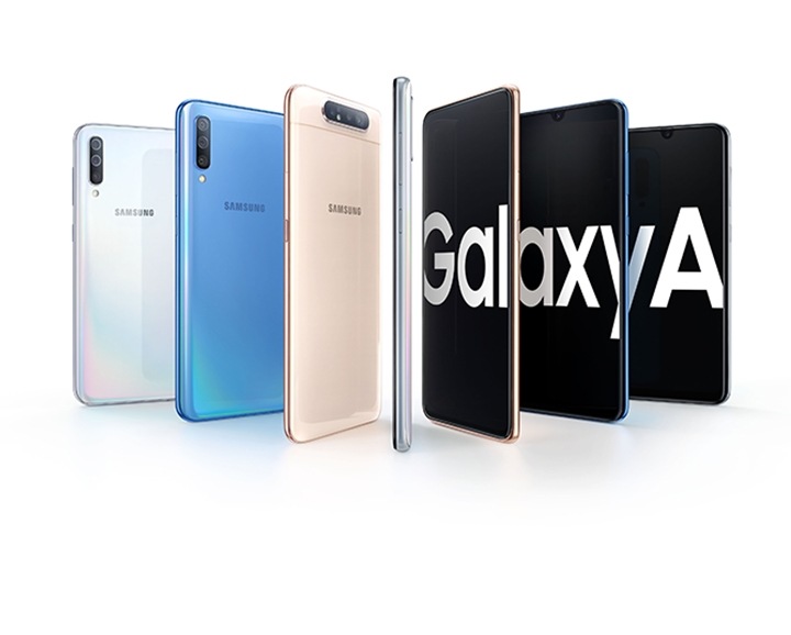 Galaxy A serija išsiskleidžia ir pasirodo riedlentininkas, judantis už ekrano.