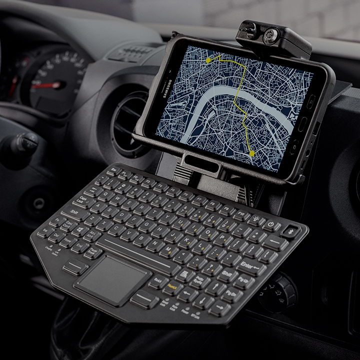 Samsung planšetdators ar ieslēgtu navigācijas funkciju, kas uzstādīts uz kravas automašīnas paneļa