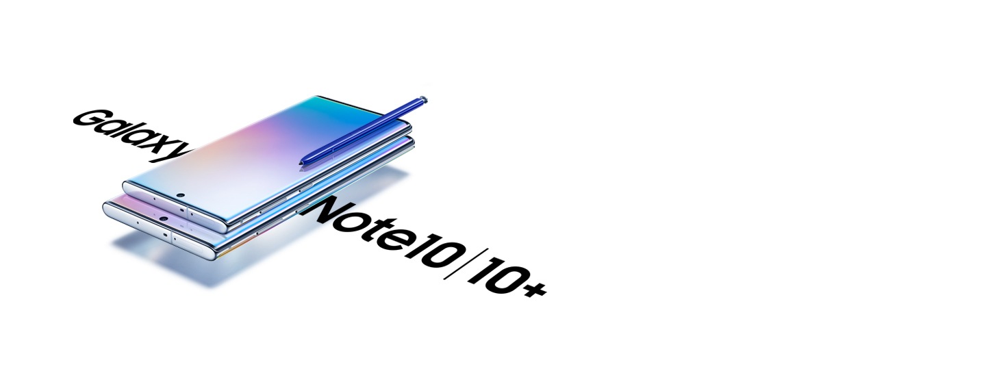 Galaxy Note 10 un Galaxy Note 10 plus mirdzoši spīdīgā krāsā no priekšpuses ar zilu S Pen, kas atbalstīts pret Galaxy Note 10 plus. Abiem tālruņiem uz ekrāna redzama abstrakta grafika.