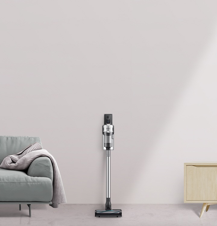 Mājā atrodas Samsung Jet stick putekļsūcējs, kas padara māju tīru.