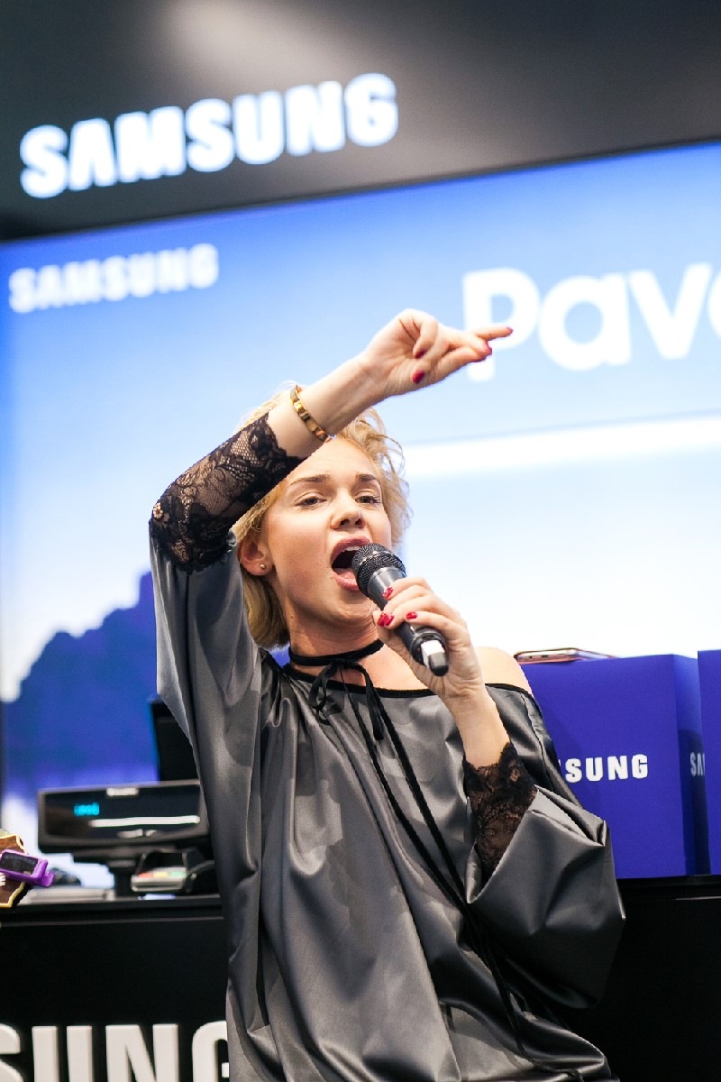 Samanta Tīna priecē Samsung veikala atklāšanas viesus Samanta Tīna priecē Samsung veikala atklāšanas viesus