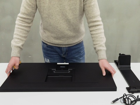 Šis video piedāvā vizuālo un audio gidu, kā izpakot un uzstādīt Samsung Space monitoru.