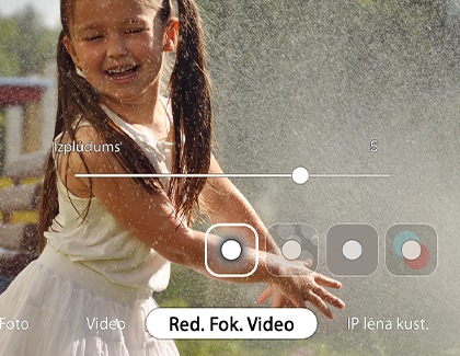 Meitenes attēla uzņemšana ar vienkāršo izpludināšanas funkciju, izmantojot Note10 dzīvā fokusa video iespēju