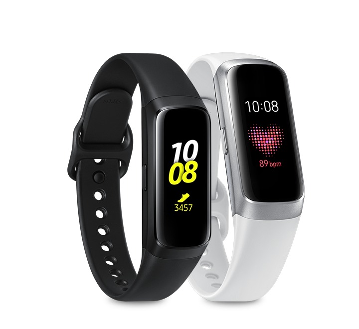 Divas Galaxy Fit viedās aproces, viena melnā un otra baltā krāsā, abas redzamas trīs ceturtdaļu leņķī