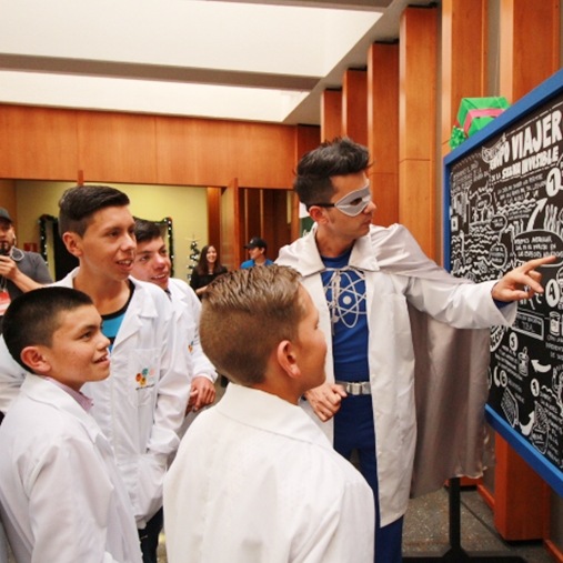 Esta imagen muestra los estudiantes y maestros que recibieron apoyo en la escuela en soluciones para el futuro de ciudadanía corporativa.