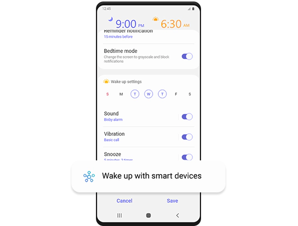 Una pantalla de teléfono inteligente Galaxy que muestra la página de configuración “Despierta con dispositivos inteligentes”. Bajo “Dispositivos para controlar”, dice: “Encender TV”, “Encender luces” y “Abrir persianas”. Los tres comandos están habilitados y debajo de cada comando se lee, respectivamente, “Televisor de dormitorio”, “Luz de dormitorio, foco de dormitorio” y “Persianas de dormitorio”. Debajo de “Dispositivos para controlar”, “Más opciones” dan las siguientes opciones de configuración que están desactivadas actualmente: “Ejecutar solo cuando esté en Mi casa” y “Ejecutar cuando se ignore la alarma”.