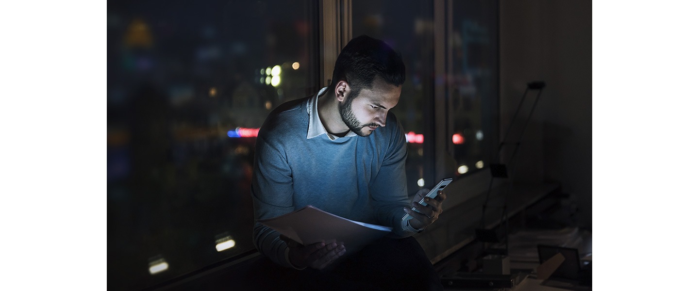 Imagen de un hombre trabajando de noche con el Galaxy S10 Plus.