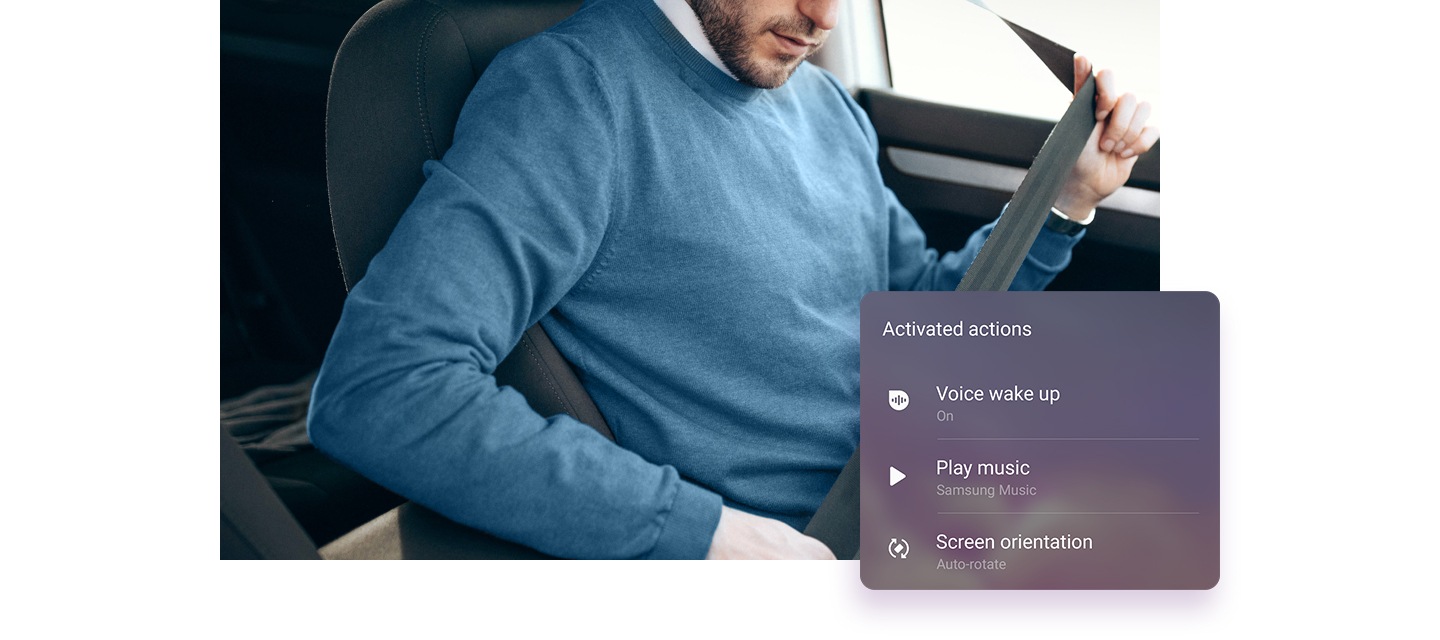 Imagen de un hombre que abrocha el cinturón de seguridad de su auto. A un lado se encuentra la ventana de Acciones activadas y dice Despertar con voz activado, Reproducir Samsung Music y orientación de pantalla con rotación automática.