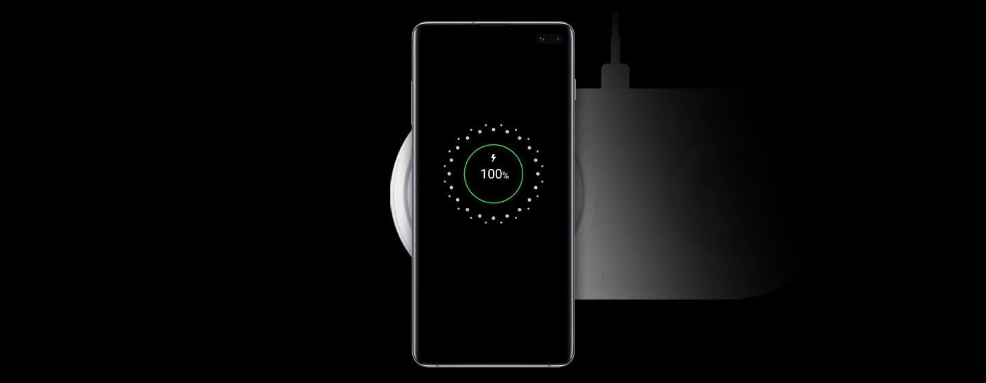 Se muestra un Wireless Charger Duo Pad de color blanco que carga un Galaxy S10 Plus de color blanco prisma.