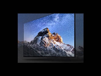 La imagen de la cima de una montaña rebasa la pantalla QLED 8K, lo que demuestra cuán realistas son las imágenes en la parte superior de la línea de la pantalla.